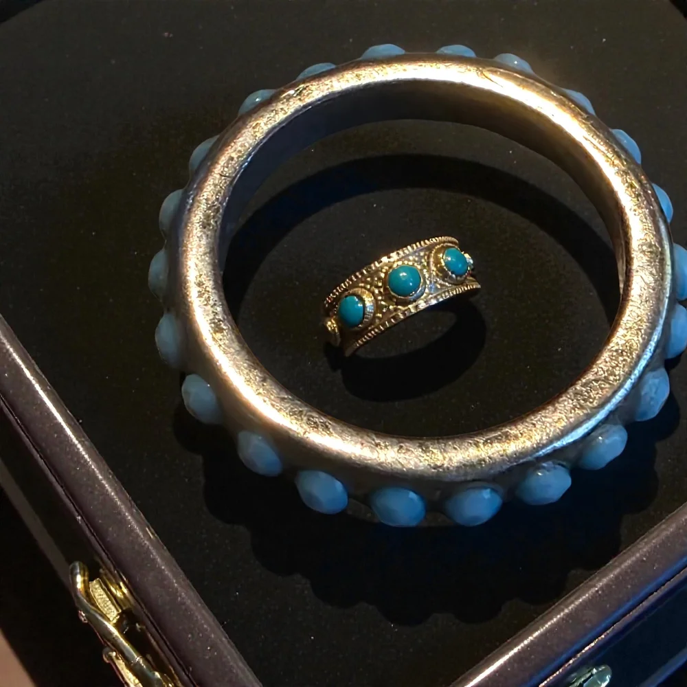 Silver Tone Hammered Band Ring Blue Faceted Stones Size 7